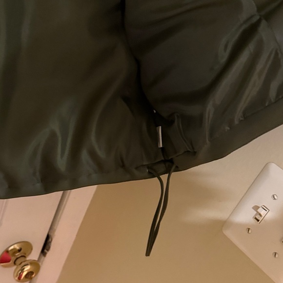 AKIRA Olive Women's Cropped Puffer Vest - Picture 5 of 5